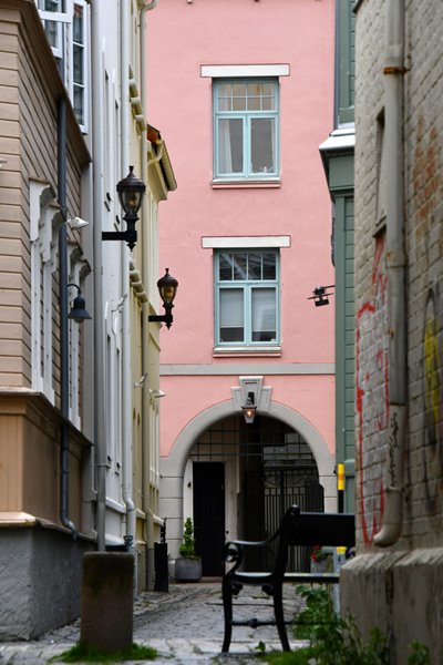 Steeg met roze gebouw in Trondheim