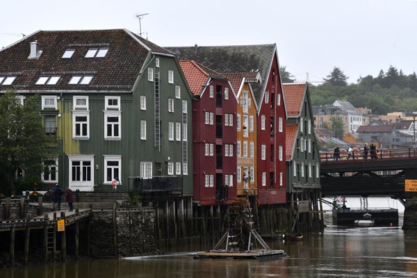 Kleurige houten gebouwen aan de Nidelva rivier, Trondheim