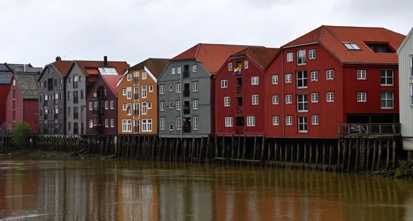 Kleurige houten gebouwen aan de Nidelva rivier, Trondheim