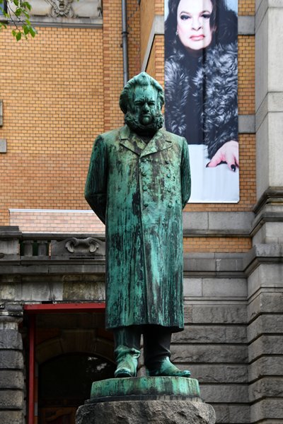 Standbeeld van Henrik Ibsen bij Nationaltheatret, Oslo