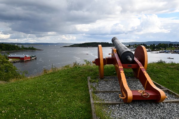 Uitzicht (met kanon op voorgrond) vanaf Hovedøya, Oslo