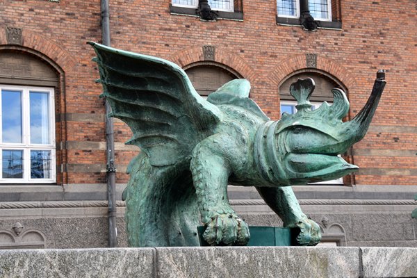 Koperen beeld van draak bij stadhuis Kopenhagen