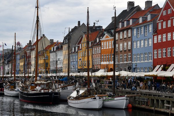 Kleurige huizen en boten langs Nyhavn, Kopenhagen