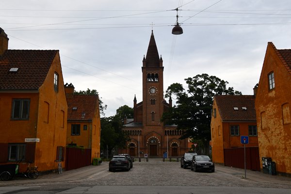 Adelgade (Kopenhagen) met huizen in bijzondere kleuren en de Sankt Pauls Kirke