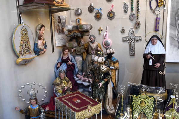 etalage met religieuze prullaria, Sevilla