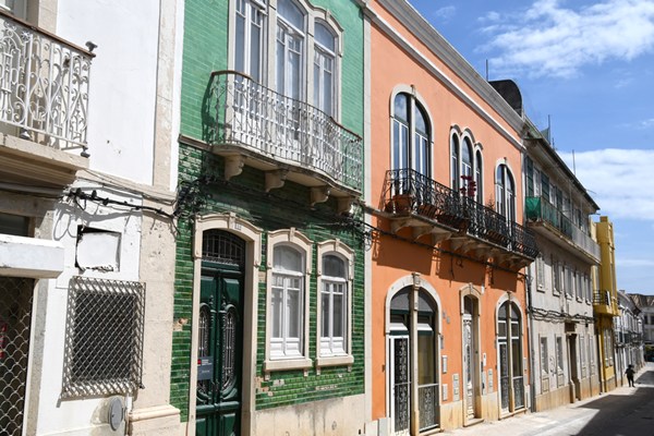 Straatje in Faro met kleurige huisjes
