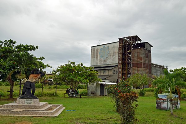 De vervallen fabriek van de Stichting Machinale Landbouw in Wageningen (Suriname)
