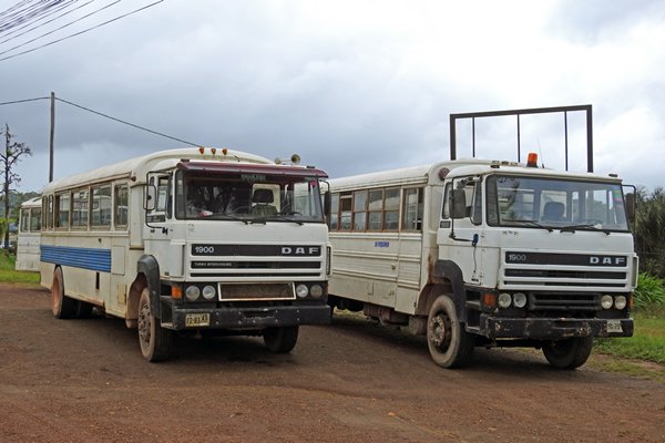 Schoolbussen bij Brokopondo centrum