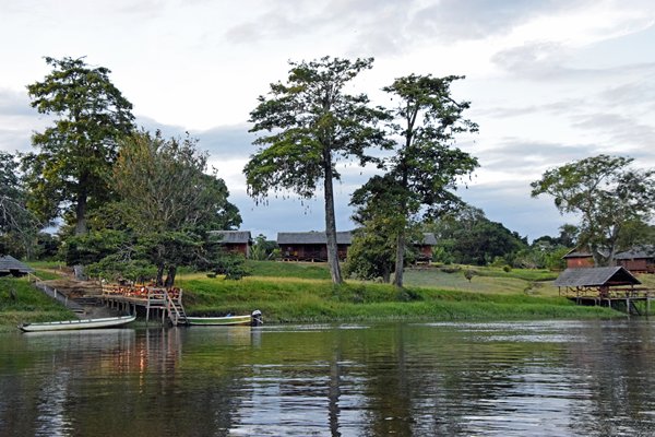 Het resort vanaf de Tapanahony rivier bij Palumeu