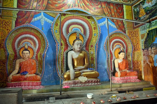 Boeddhabeeld achter kralengordijn in de Angurukaramulla tempel in Negombo (Sri Lanka)