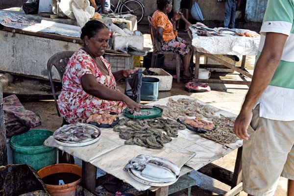 Wat onduidelijk aanbod op de vismarkt van Negombo (Sri Lanka)