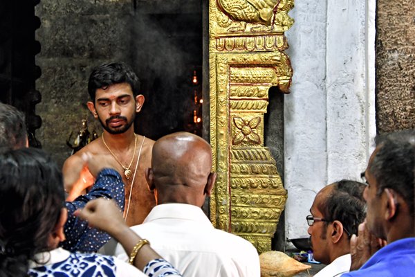 Hindoe-priester in de Sri Munneswaram Devesthan tempel bij Chilaw (Sri Lanka)