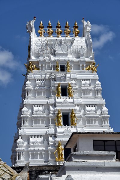 Witte goparam bij de Sri Munneswaram Devesthan tempel bij Chilaw (Sri Lanka)