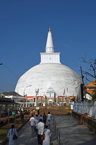 De toegang tot de Ruwanwelisaya dagobe in Anuradhapura (Sri Lanka)