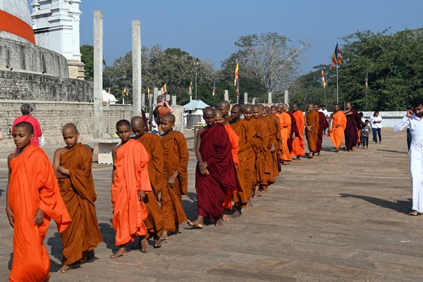 Jonge monniken bij de Ruwanwelisaya dagobe in Anuradhapura (Sri Lanka)