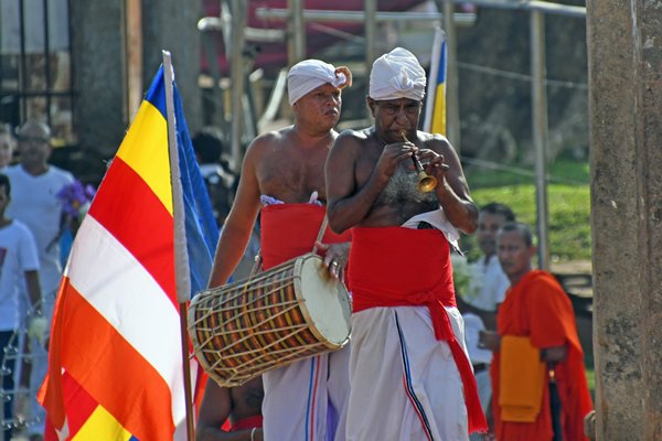 Muzikanten tijdens een processie bij de Ruwanwelisaya dagobe in Anuradhapura (Sri Lanka)