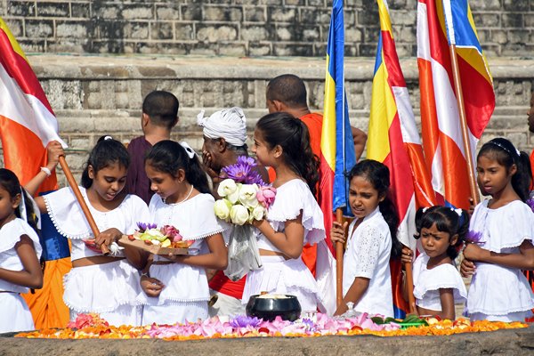 Meisjes met bloemenoffers bij de Ruwanwelisaya dagobe in Anuradhapura (Sri Lanka)