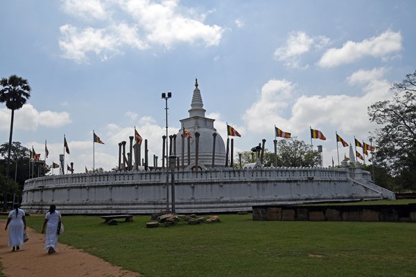 Thuparama Dagoba in Anuradhapura (Sri Lanka)