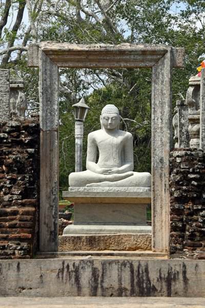 Oud Boeddhabeeld bij de Thuparama Dagoba in Anuradhapura (Sri Lanka)