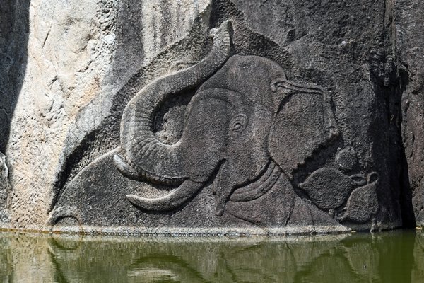 Reliëf van een olifant bij de Isurumuniya tempel in Anuradhapura (Sri Lanka)