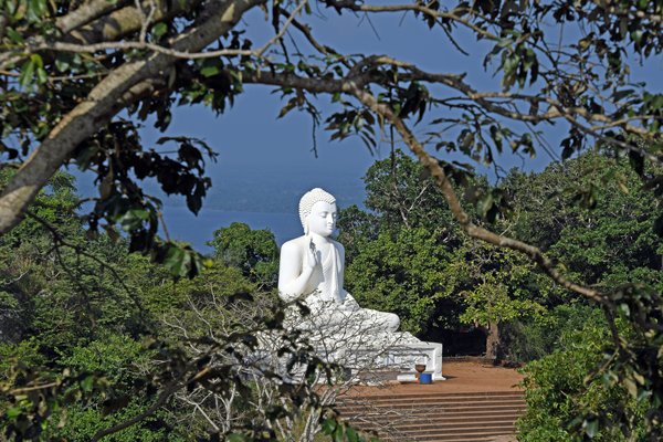 Het grote witte Boeddhabeeld in Mihintale (Sri Lanka)