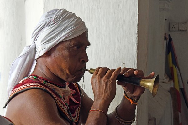 Fluitspeler tijdens een ceremonie bij de Dambulla rotstempel (Sri Lanka)