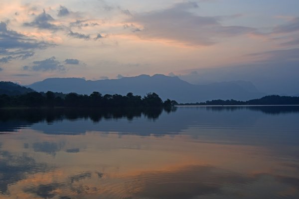 Schemering op het Mapakada meer (Sri Lanka)