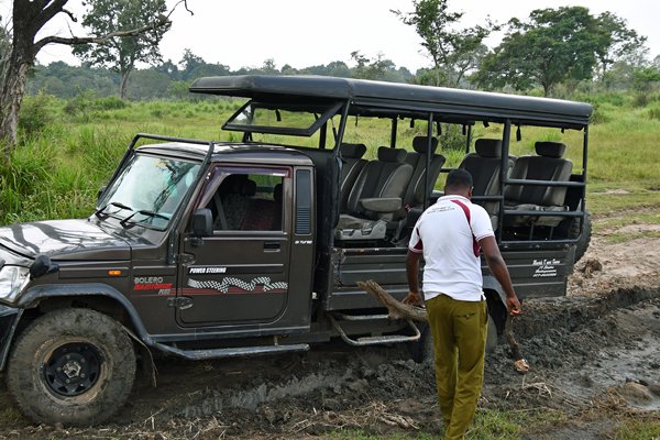 Vastgelopen jeep in Madura Oya NP (Sri Lanka)