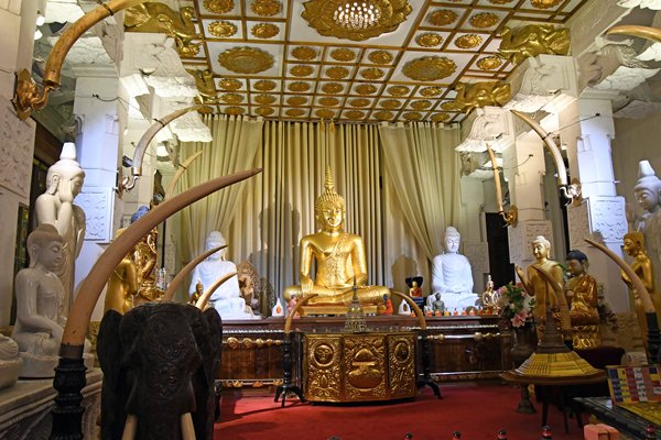 Zaal met Boeddhabeelden en slagtanden in Tempel van de Tand in Kandy (Sri Lanka)