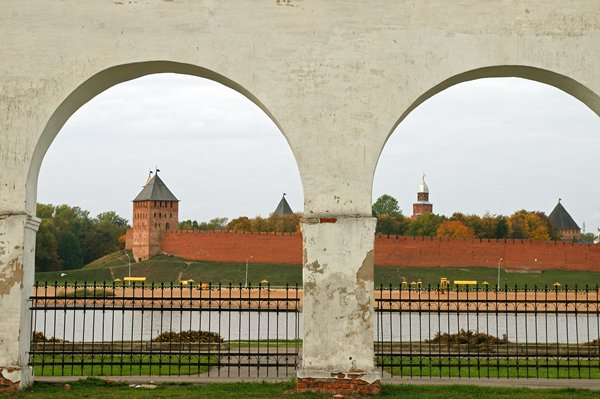 Novgorod: kremlin vanaf de oude marktplaats.